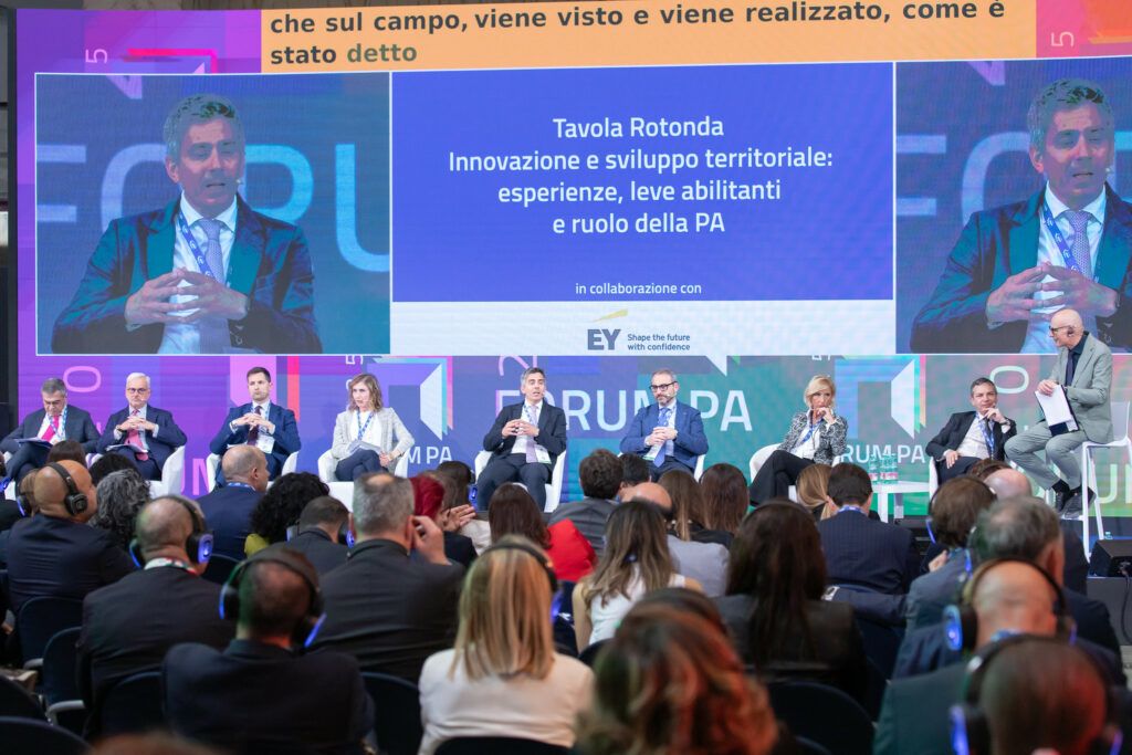 FPA 2025 – Palazzo dei Congressi, Roma – 20 maggio 2025
Foto di Rina Ciampolillo, pubblicata da Forum PA su Flickr (https://www.flickr.com/photos/forumpa/54534743348/in/album-72177720326240560), con licenza CC BY-NC-SA 2.0 (https://creativecommons.org/licenses/by-nc-sa/2.0/)