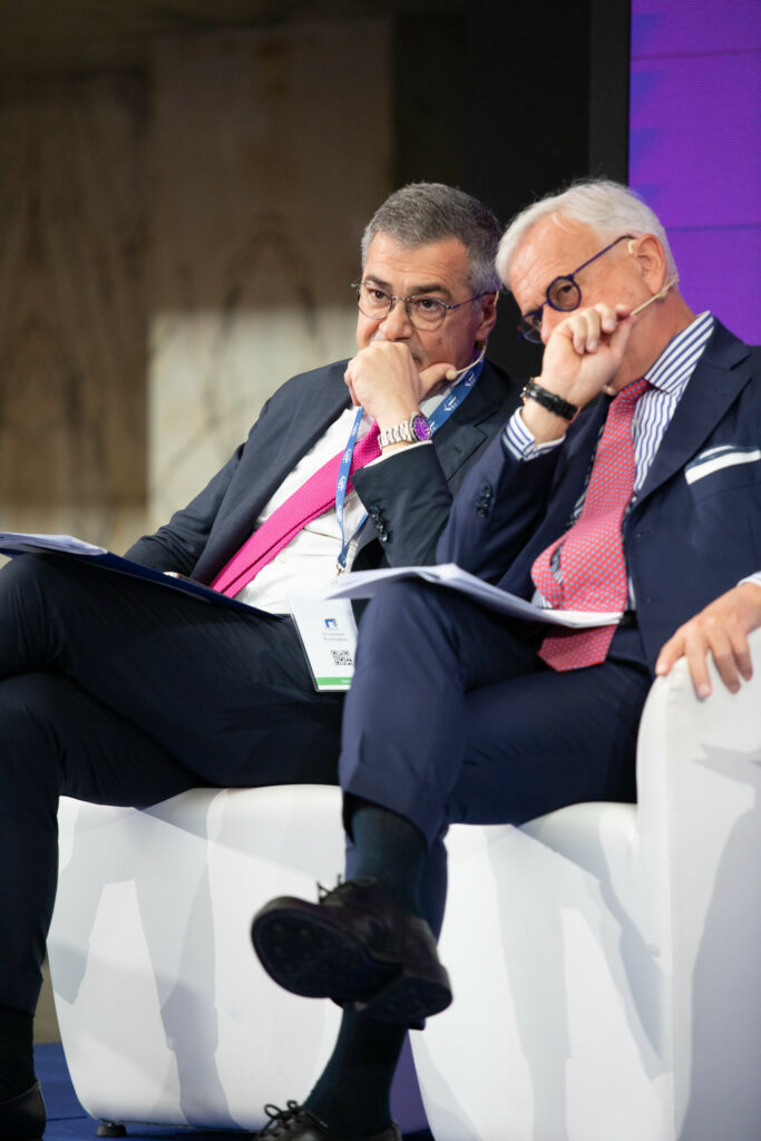 FPA 2025 – Palazzo dei Congressi, Roma – 20 maggio 2025
Foto di Rina Ciampolillo, pubblicata da Forum PA su Flickr (https://www.flickr.com/photos/forumpa/54534743348/in/album-72177720326240560), con licenza CC BY-NC-SA 2.0 (https://creativecommons.org/licenses/by-nc-sa/2.0/)